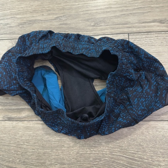 🍋 Lululemon Hotty Hot Short II 2.5" – Pulse Capri Blue/Black, Size 8  🍋 - Picture 7 of 10